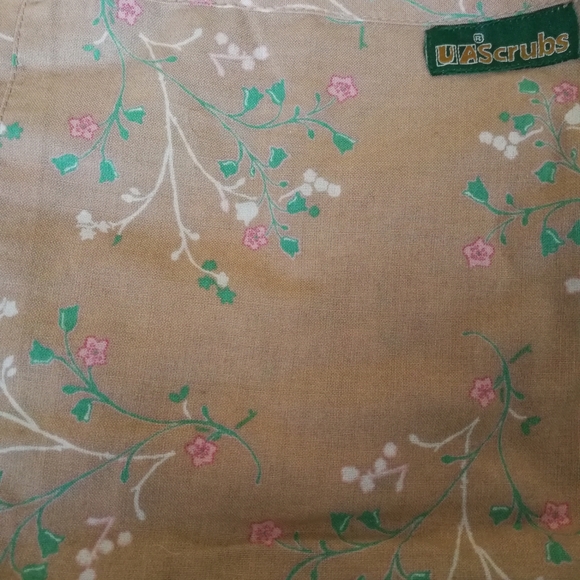 UA women's scrub top - Picture 2 of 6